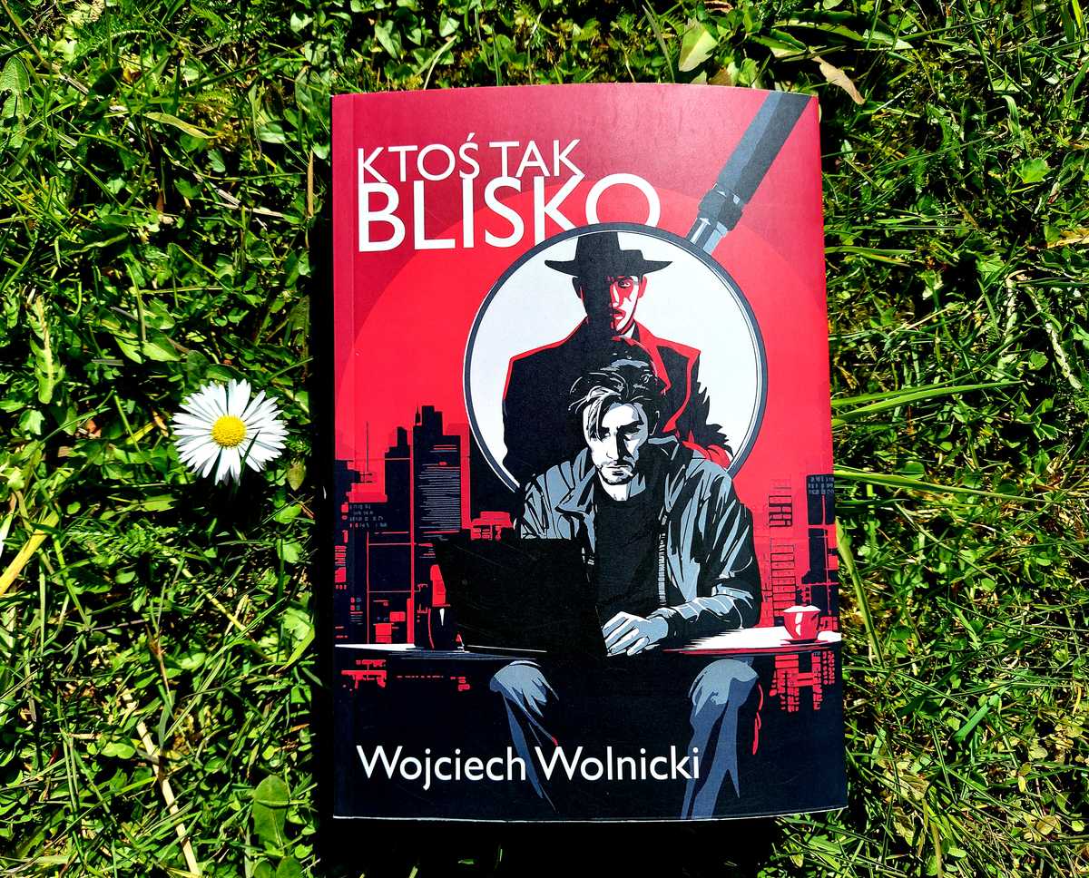Okładka Ktoś tak blisko Wojciecha Wolniskiego